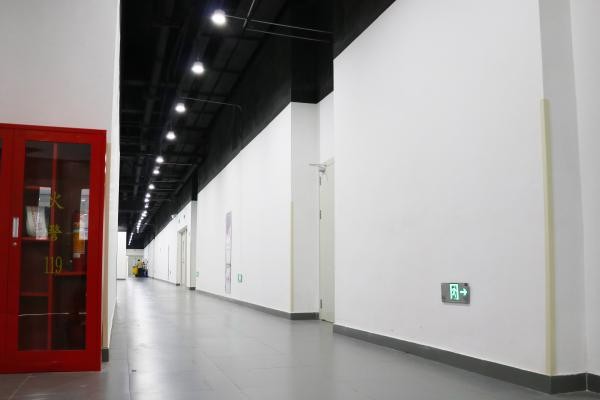 智能應急疏散指示系統的響應速度如何，是否滿足安全要求？